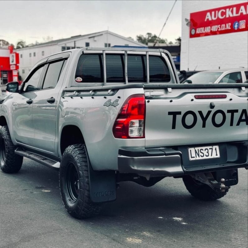 
								2018 Toyota Hilux SR full									