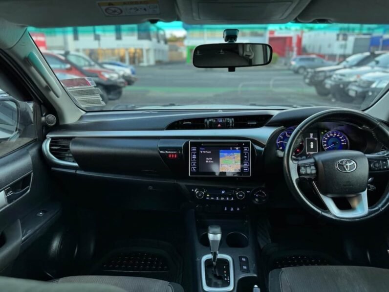 
								2017 Toyota Hilux SR5 full									