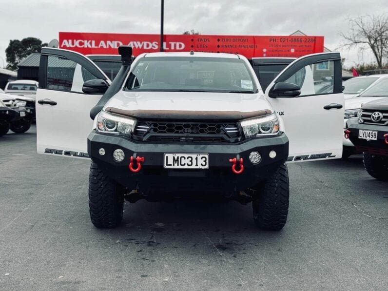 
								2018 Toyota Hilux SR5 CRUISER full									