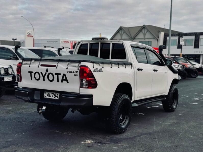 
								2017 Toyota Hilux SR full									